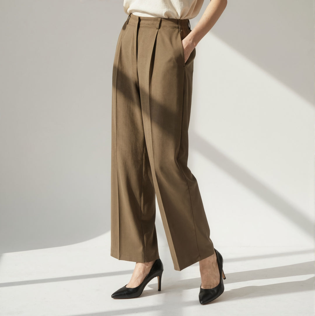 NANOKA LIVING ｜和洋選品 camel pleated wool trousers with an elasticated back waist and a tailored wide-leg fit.