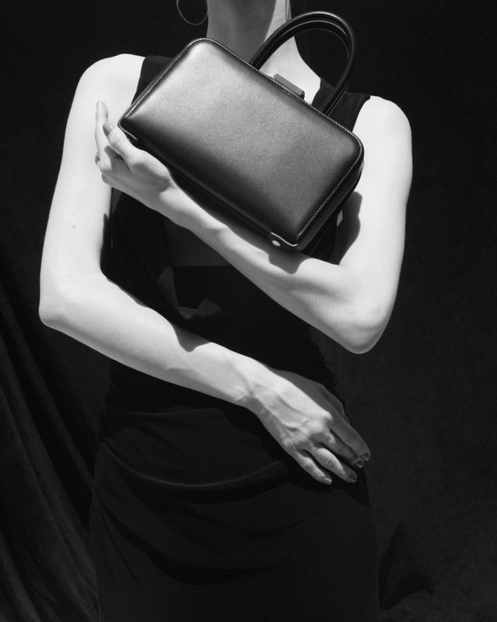 P-047 PLAIN PORTRAIT-HAND BLACK｜PUNTI